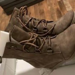 Wedged boots